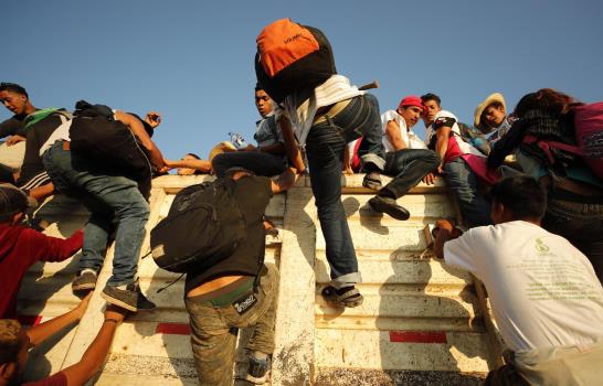 Caravana migrante reanuda su marcha por México fragmentada por el cansancio