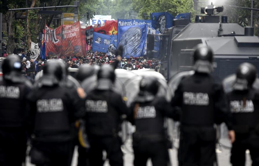 Congreso argentino debate presupuesto de austeridad y estallan disturbios