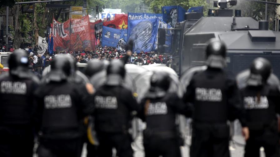 Congreso argentino debate presupuesto de austeridad y estallan disturbios