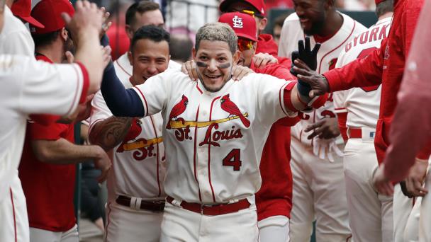 La esposa de Yadier Molina recibe el premio Roberto Clemente - El