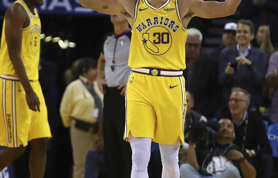 Curry brilla con 51 puntos; Warriors doblegan a Wizards