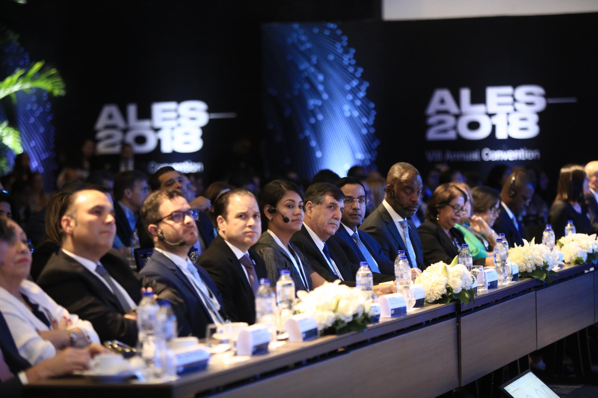 El director de Aduanas, Enrique Ramírez Paniagua, junto a otros participantes en el evento.