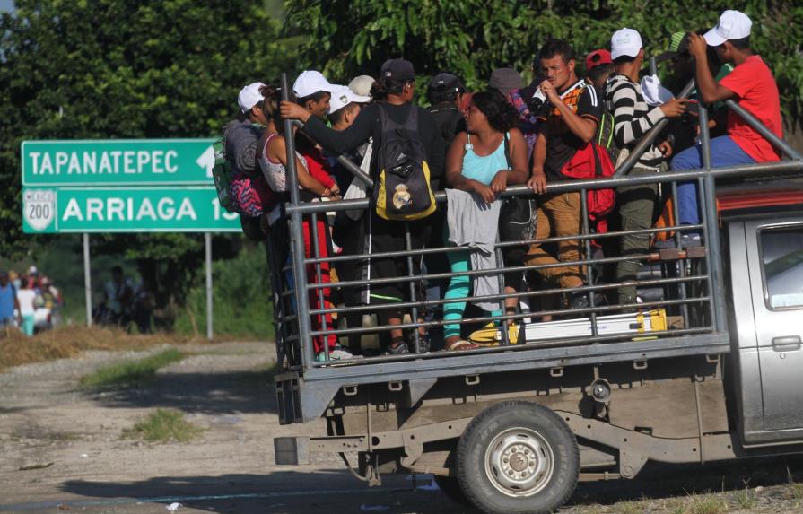 Caravana de migrantes reanuda marcha tras varias deserciones