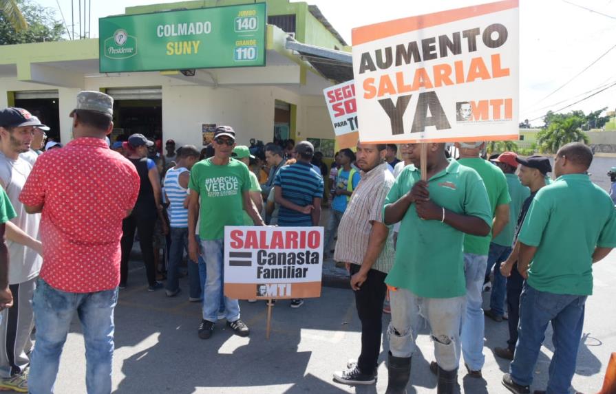 Residentes en Capotillo protestan por alza de combustibles y represión policial 