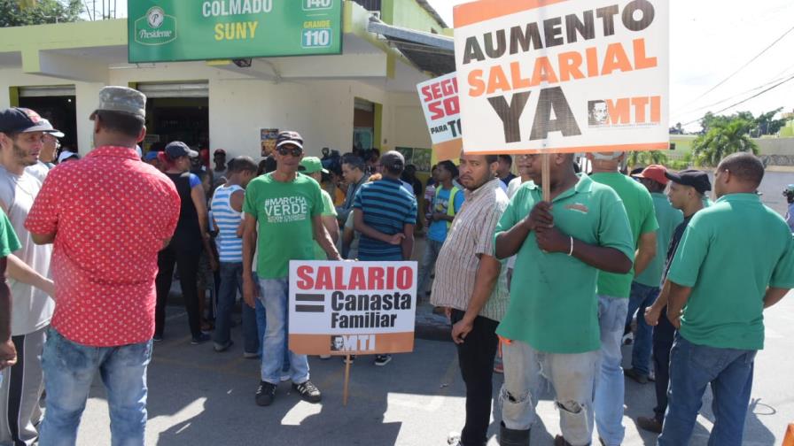 Residentes en Capotillo protestan por alza de combustibles y represión policial 
