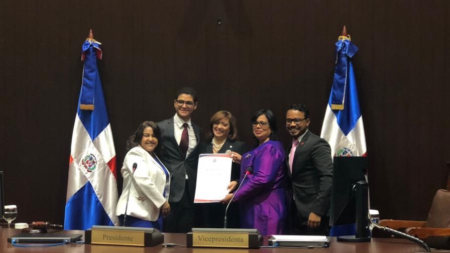 Reconocen estudiantes que se destacaron en programa de verano en Estados Unidos