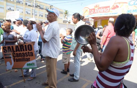 Moradores de Capotillo protestan por aumento en los precios de los combustibles 