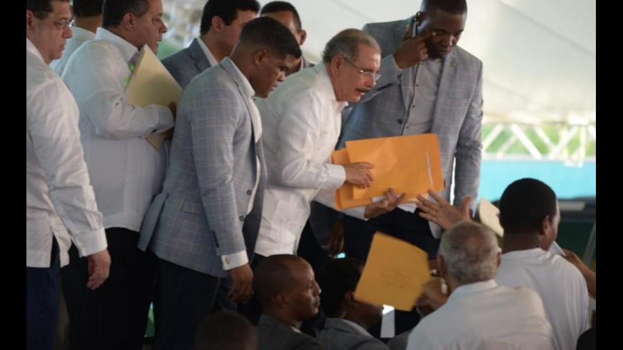 Presidente Medina entrega 1,620 títulos a productores de Azua y San Juan