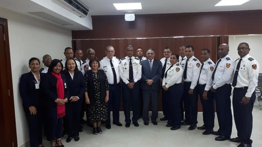 Unabom expone desafíos de los bomberos ante el Ministerio de la Administración Pública