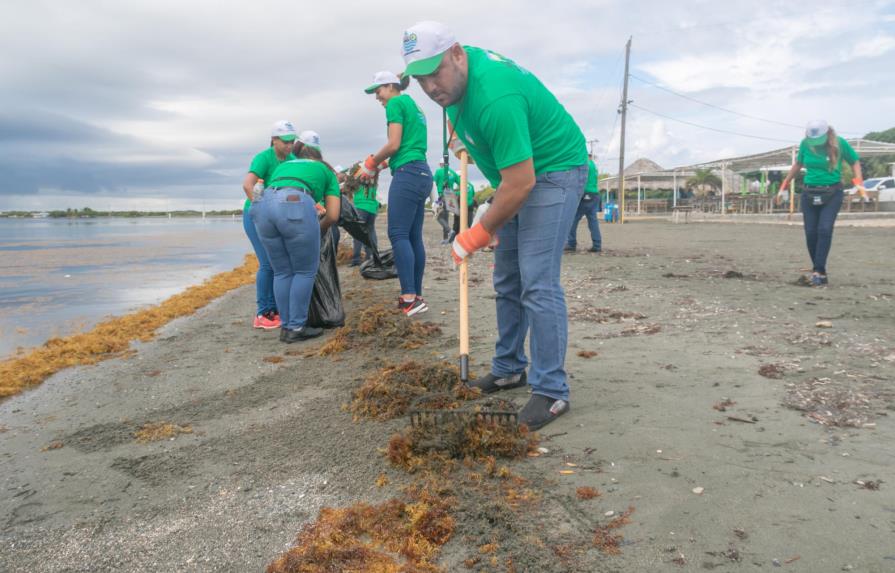 ETED realizó limpieza de playa en la zona Sur del país