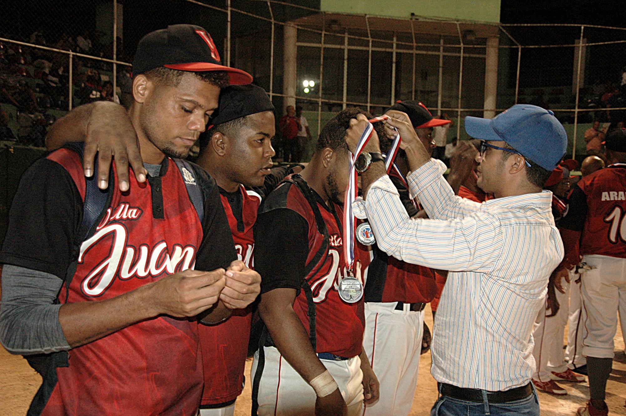 Domingo Ruiz, secretario general de Asadina, entrega medallas de subcampeón a los integrantes del equipo de Villa Juana.