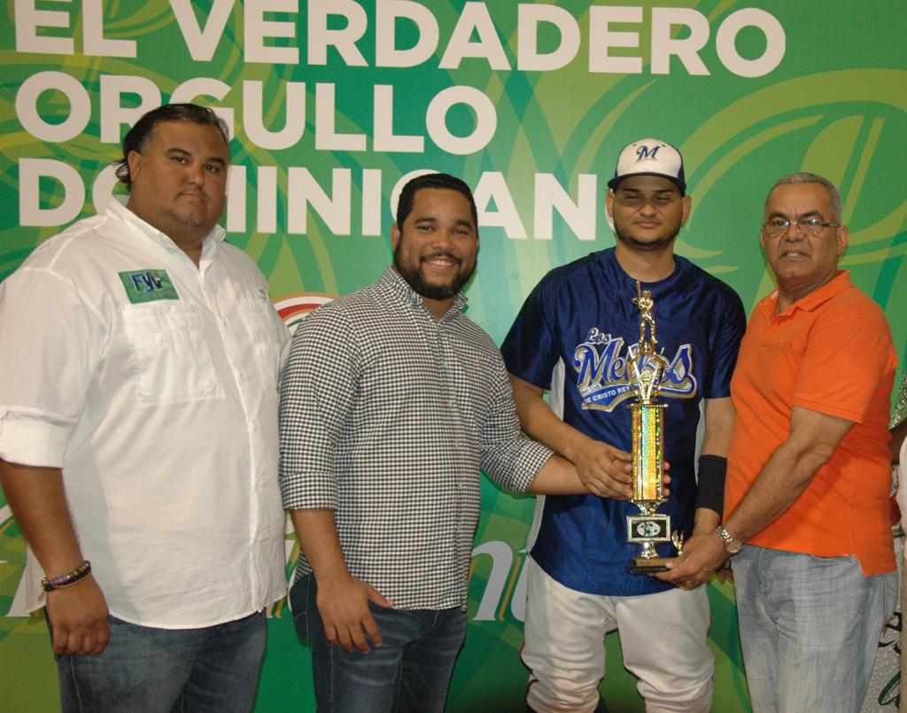 Johan Ortega (2do desde la derecha), recibe el trofeo como Jugador Más Valioso que le entregan (derecha-izquierda), Bienvenido Pimentel de Asadina, Evans Santana de Cervecería Nacional Dominicana y Víctor Fernández de la Asadina.