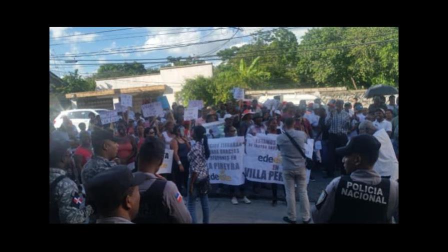 Barrios de La Romana protestan contra EdeEste por apagones Barrios de La Romana protestan contra EdeEste por apagones