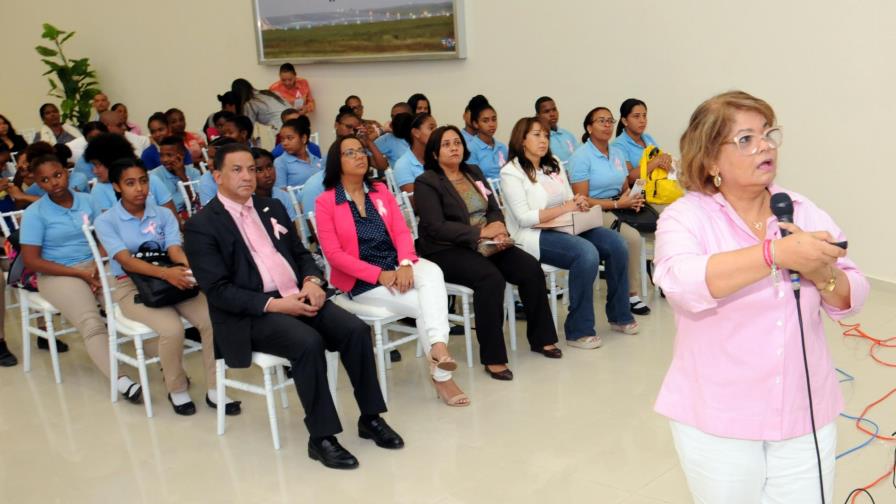 Ministerio de la Mujer y el IDAC ofrecen charla sobre prevención cáncer de mama
