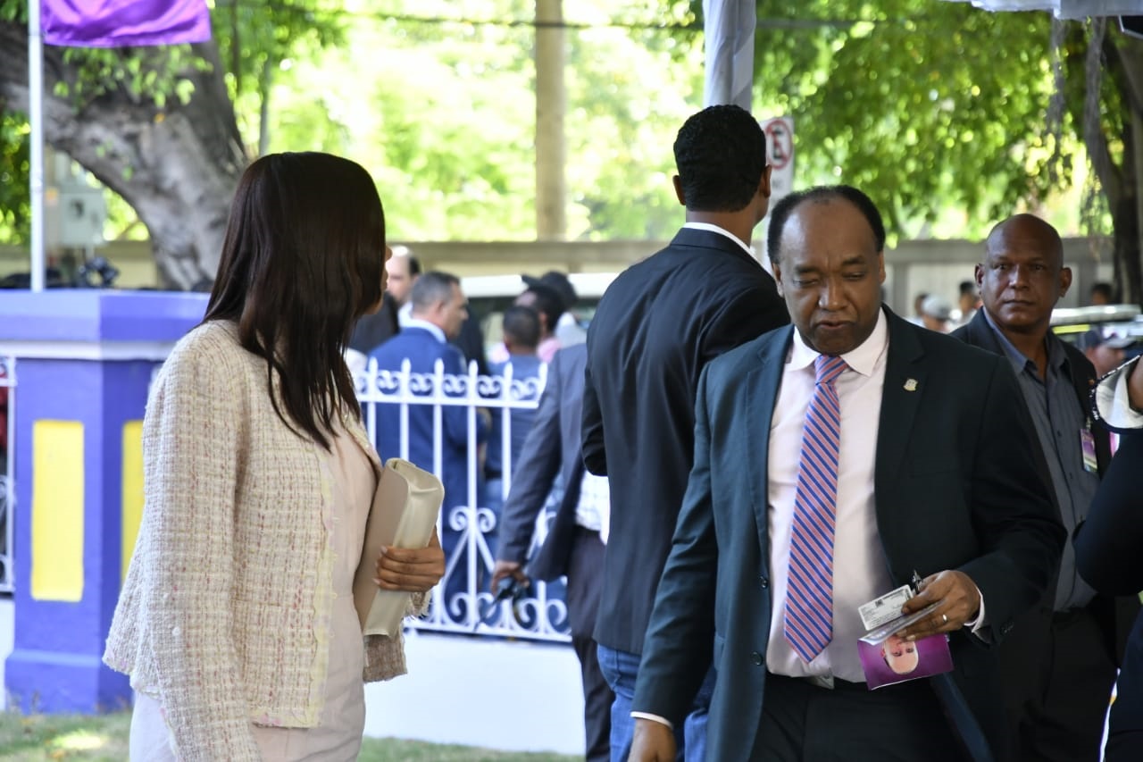 El dirigente peledeísta Elpidio Báez (derecha)