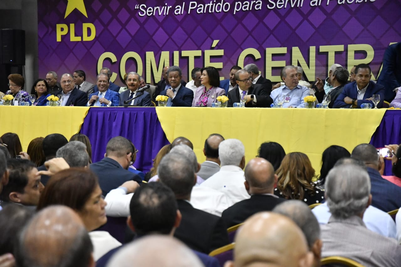 Mesa principal de la asamblea del Comité Central.