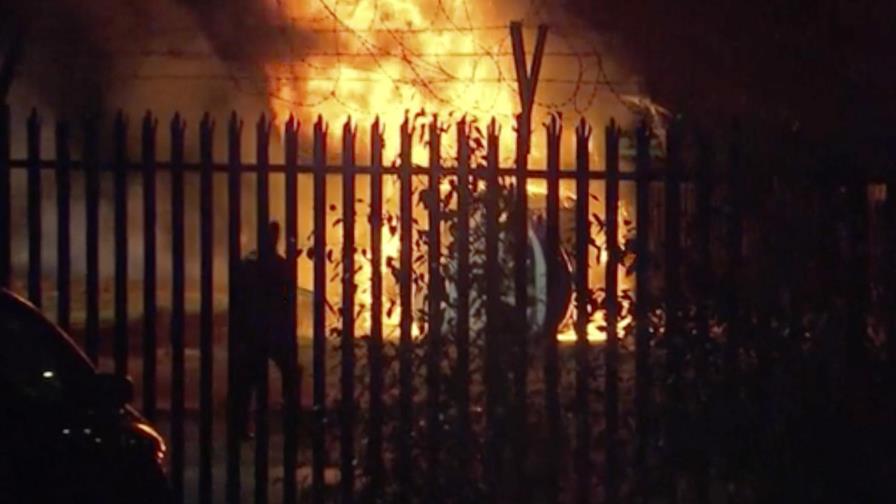 Helicóptero en llamas al caer afuera de estadio de Leicester