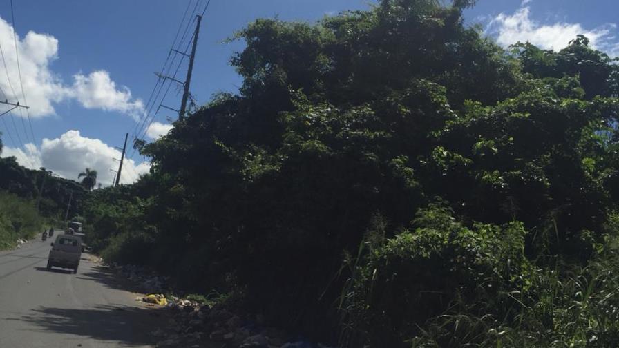 Moradores de La Ciénaga piden construcción de aceras, tapar hoyos y recoger más la basura  