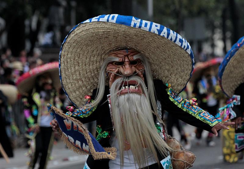 Ciudad de México conmemora Día de Muertos con desfile dedicado a la migración