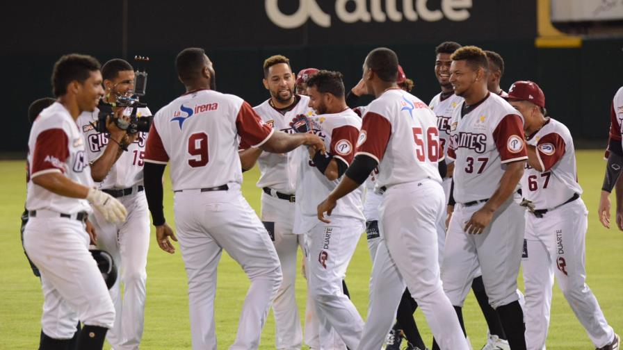 Gigantes cortan racha y se mantienen en la punta del torneo de béisbol