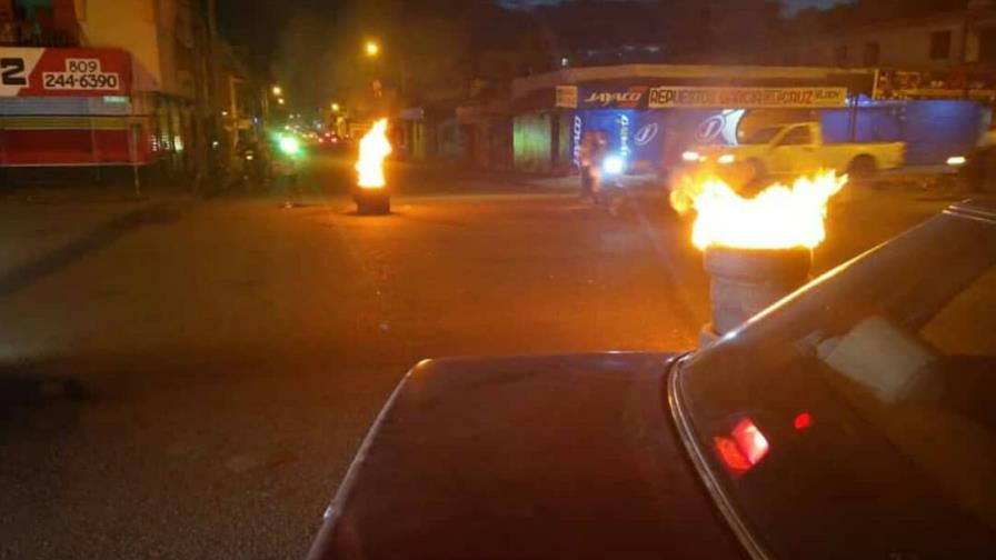 La Policía garantiza el orden; hubo quema de neumáticos en el Cibao
La Policía Nacional dice orden estará garantizado por huelga en el Cibao 