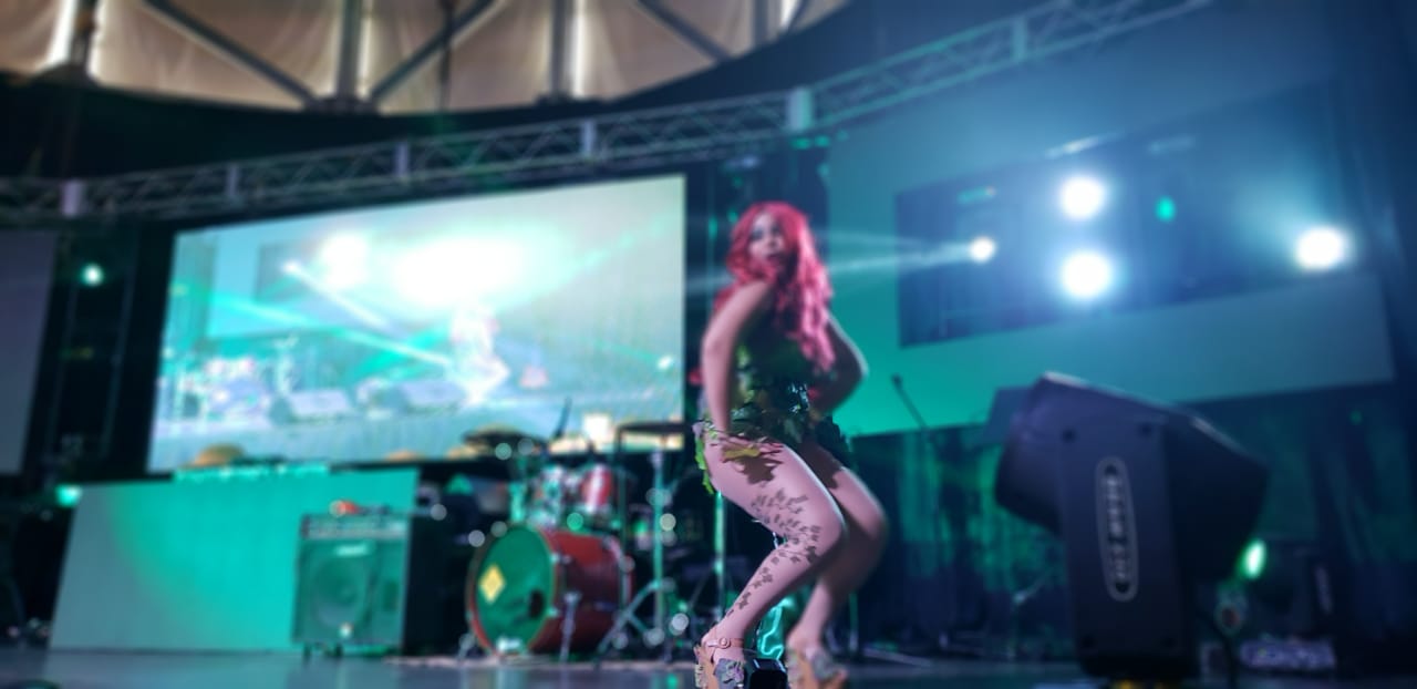 Otra concursante disfrazada.