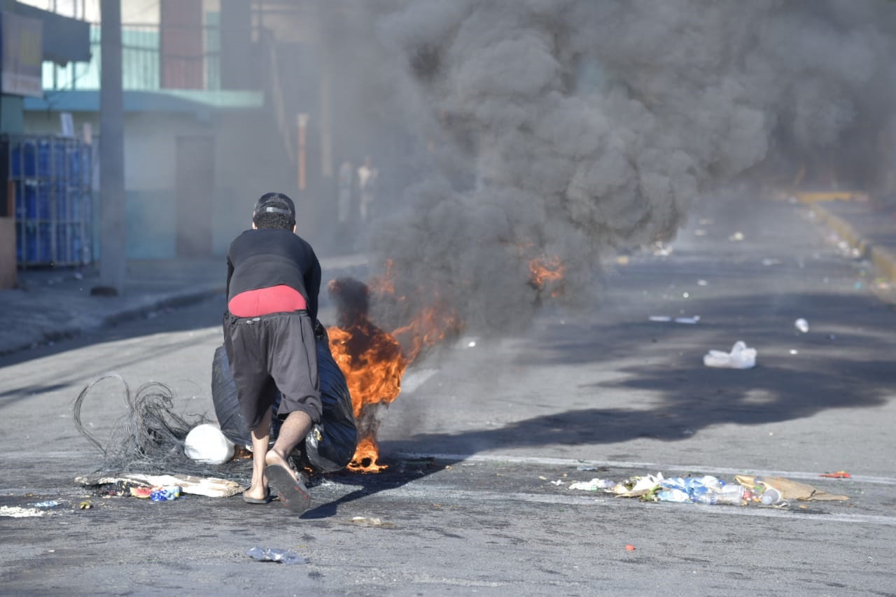Un joven quema un neumático en la avenida Las Piñas, sector Los Ciruelitos.
