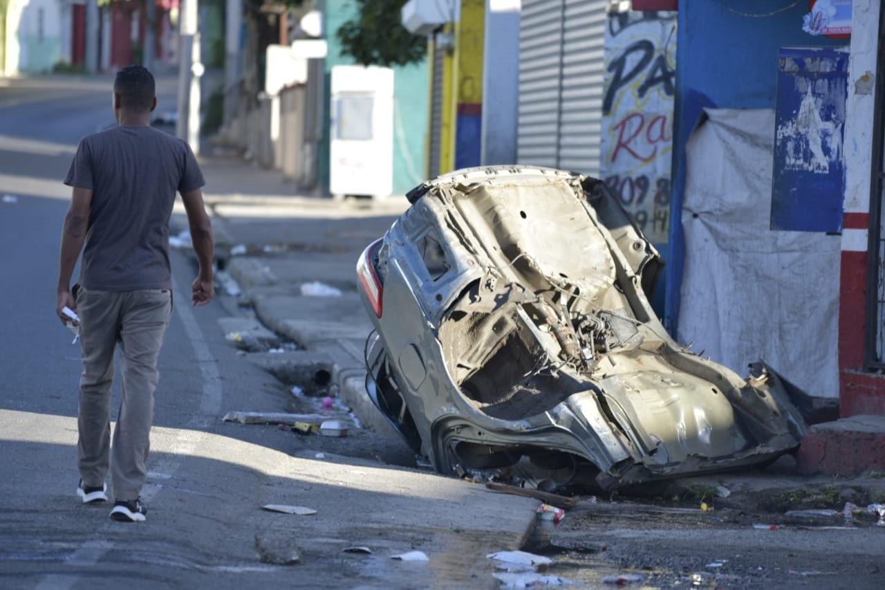 El transporte y el comercio en nulo en Santiago, provincia que amaneció con escombros y jóvenes incendia neumáticos en algunas vías.