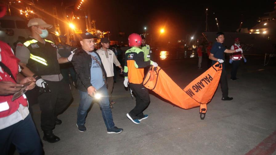 Encuentran cadáveres entre los restos del avión estrellado en Indonesia con 188 ocupantes