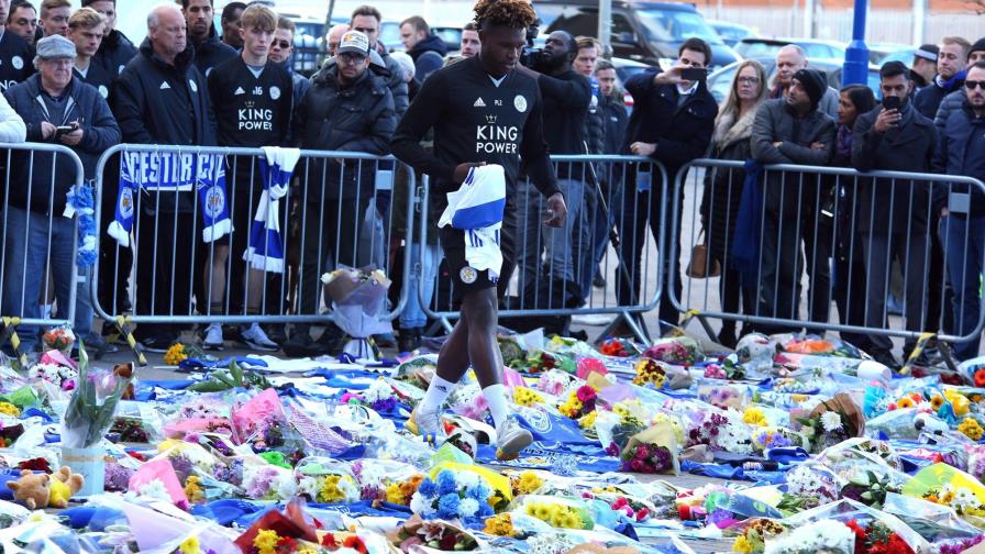 Familia del presidente del Leicester le homenajea en el lugar del accidente