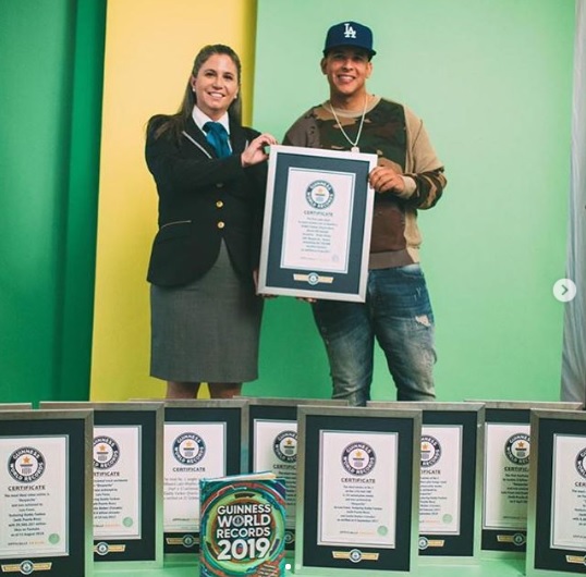 Daddy Yankee mientras recibe los premios