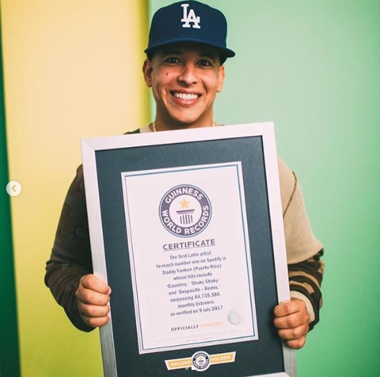 Daddy Yankee posa con el certificado