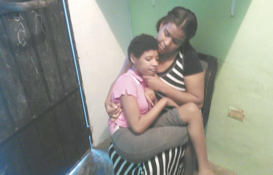 Madre pide ayuda para su hija con parálisis cerebral