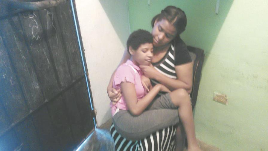 Madre pide ayuda para su hija con parálisis cerebral