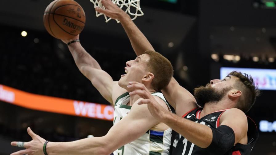 Bucks vencen a Raptors y son los últimos invictos 