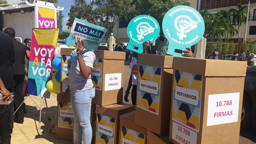 Activistas entregan al Congreso más de 10,000 firmas para exigir despenalización del aborto Activistas entregan al Congreso más de 10,000 firmas para exigir despenalización del aborto