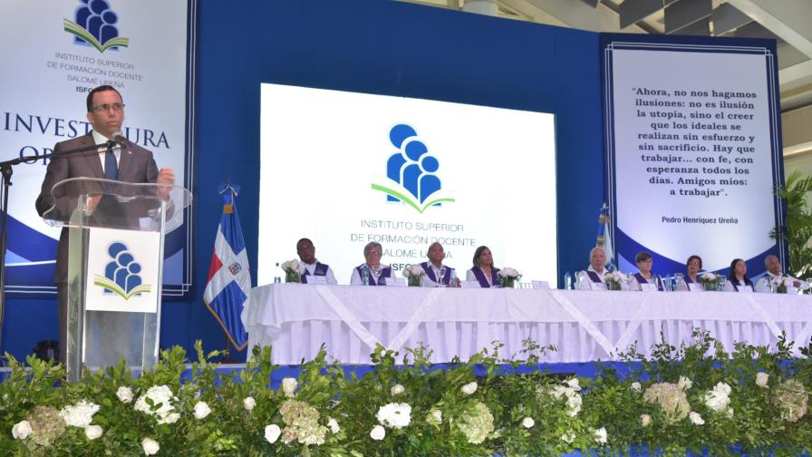 Andrés Navarro encabezó acto de graduación de 459 profesionales de educación Andrés Navarro encabezó acto de graduación de 459 profesionales de educación