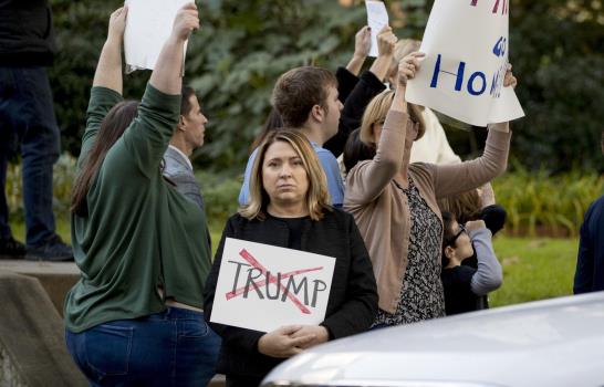 “¡Presidente del odio, vete”, le dicen a Trump en Pittsburgh tras masacre en sinagoga