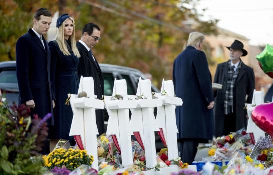 “¡Presidente del odio, vete”, le dicen a Trump en Pittsburgh tras masacre en sinagoga