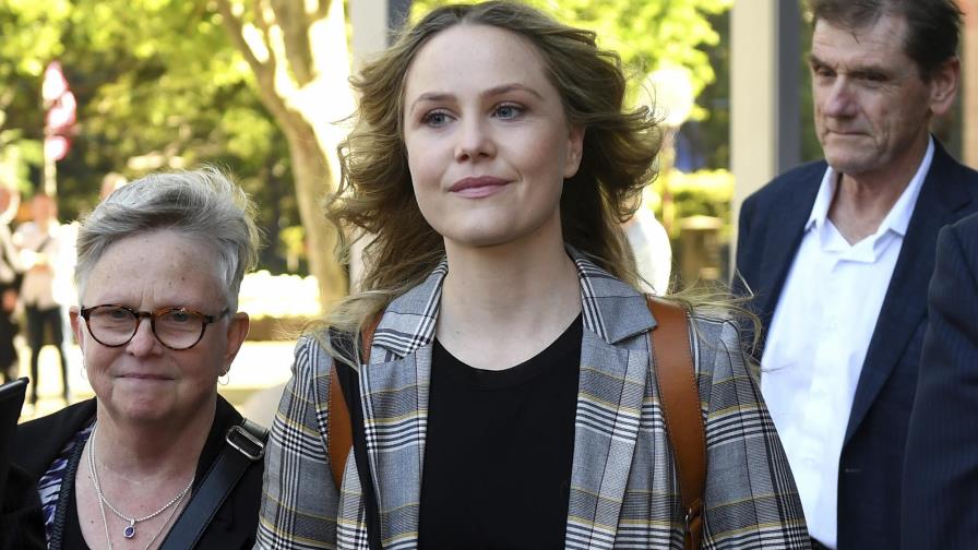 Actriz acusa a Geoffrey Rush de tocarle los pechos