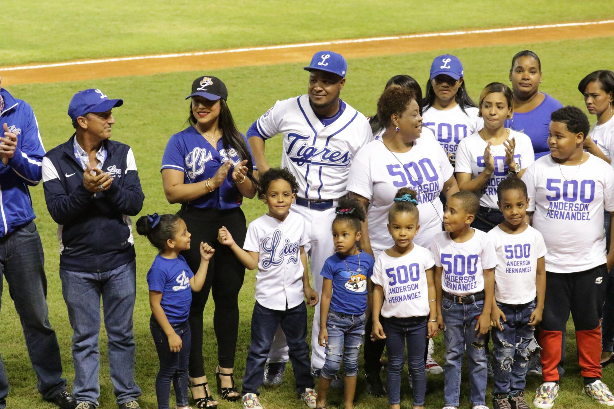 Anderson Hernández, junto a parte de su familia, durante el reconocimiento que le hizo los Tigres del Licey por disparar su indiscutible número 500, todos con el equipo azul.