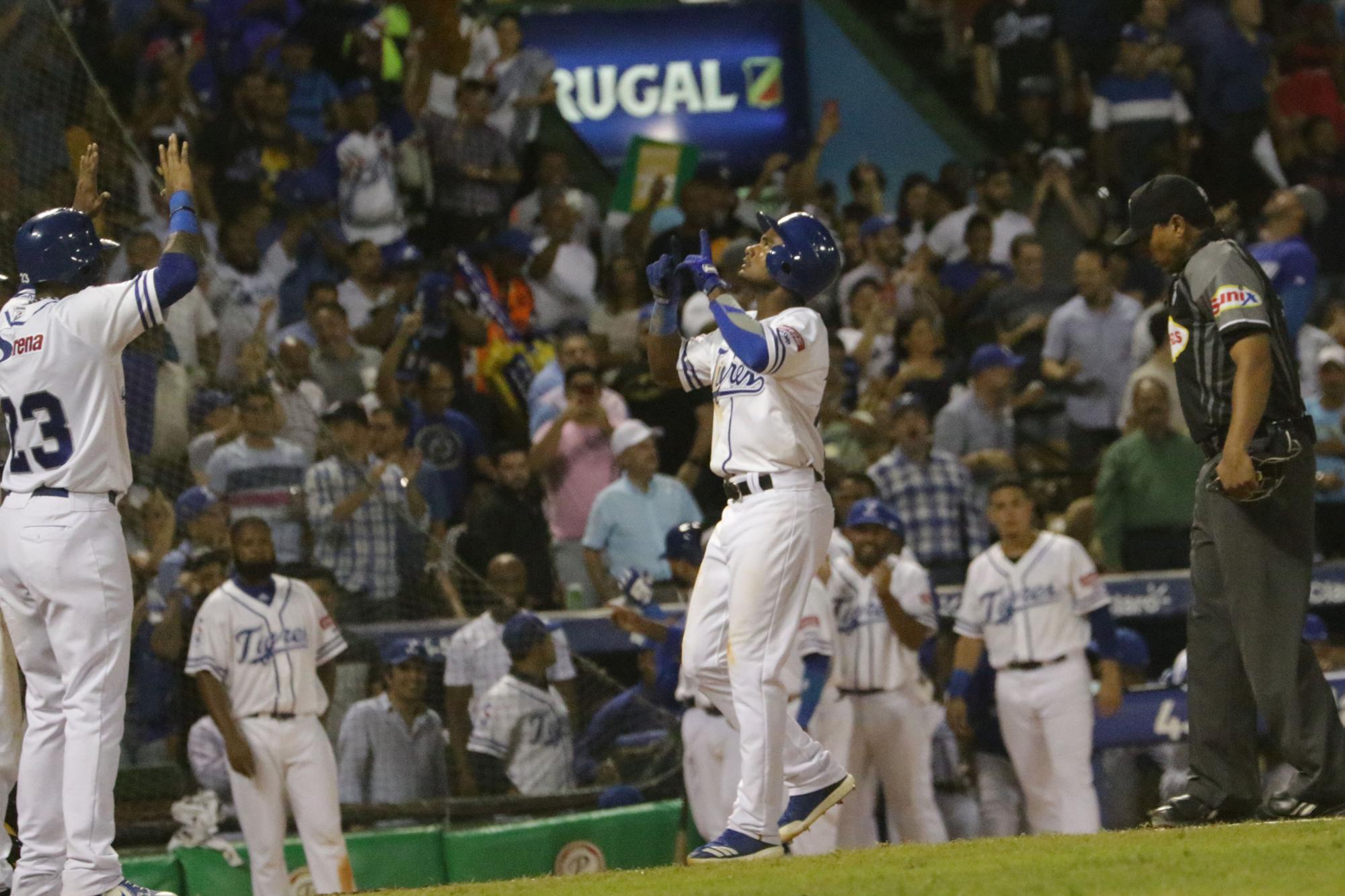 Pablo Reyes, al llegar al plato luego de su jonrón de tres carreras en el cuarto episodio ante el lanzador Félix Paulino de las Águilas Cibaeñas, la noche del martes 30 de octubre en el Estadio Quisqueya.