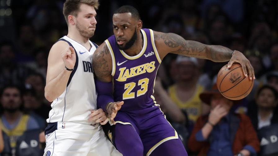 Lakers ganan a Mavericks 114-113 con tiro libre de LeBron