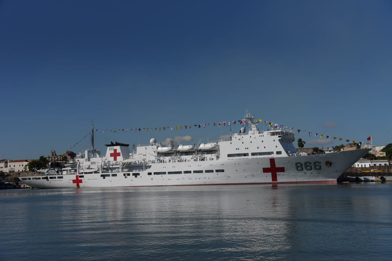 El buque hospital chino Arca de la Paz arribó este jueves a la terminal Don Diego, en San Soucí.