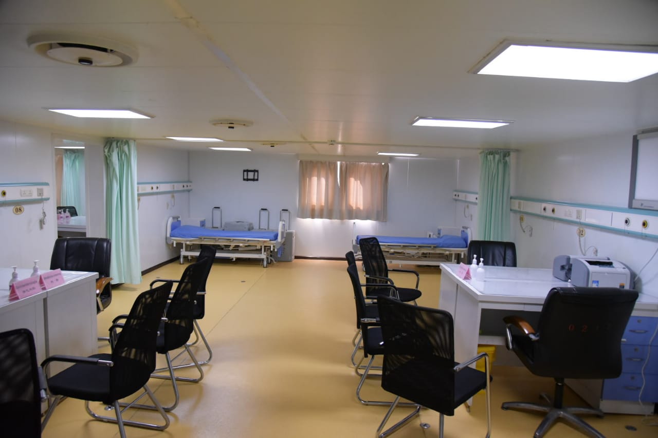 Vista de los equipos médicos dentro del buque chino. 