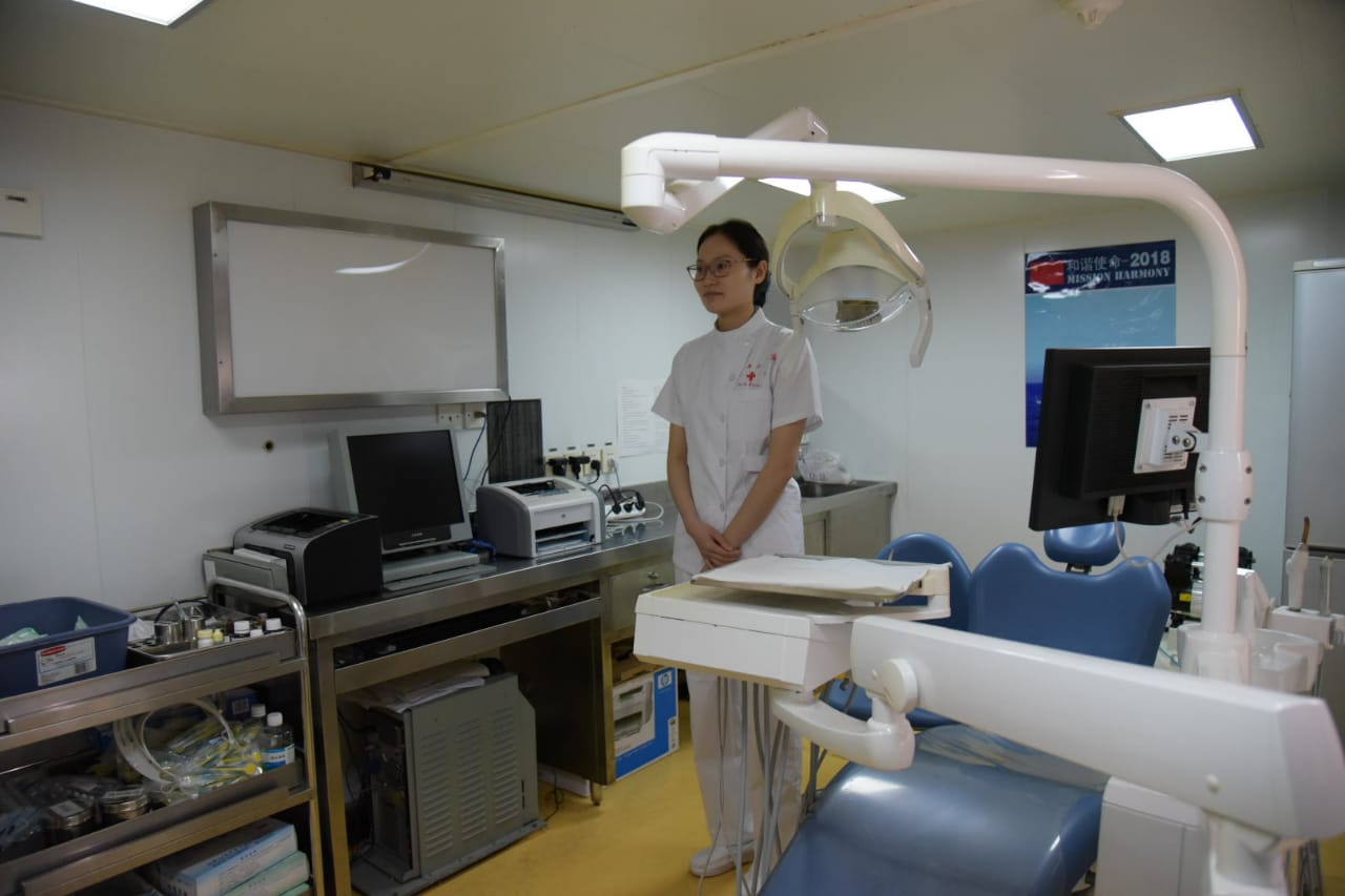 Vista de los equipos médicos dentro del buque chino. 