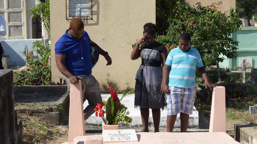 Deudos fueron ayer a las  tumbas de sus difuntos 