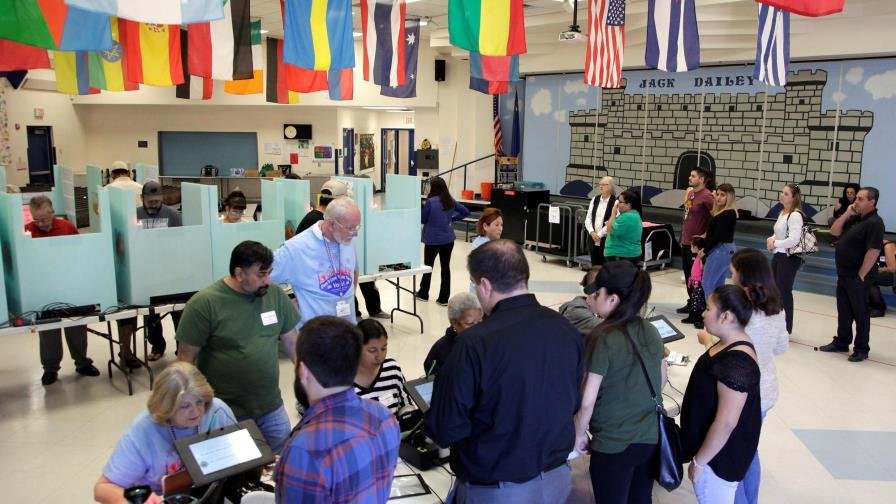 Cierran primeras mesas de votación en elecciones de medio mandato en EEUU
