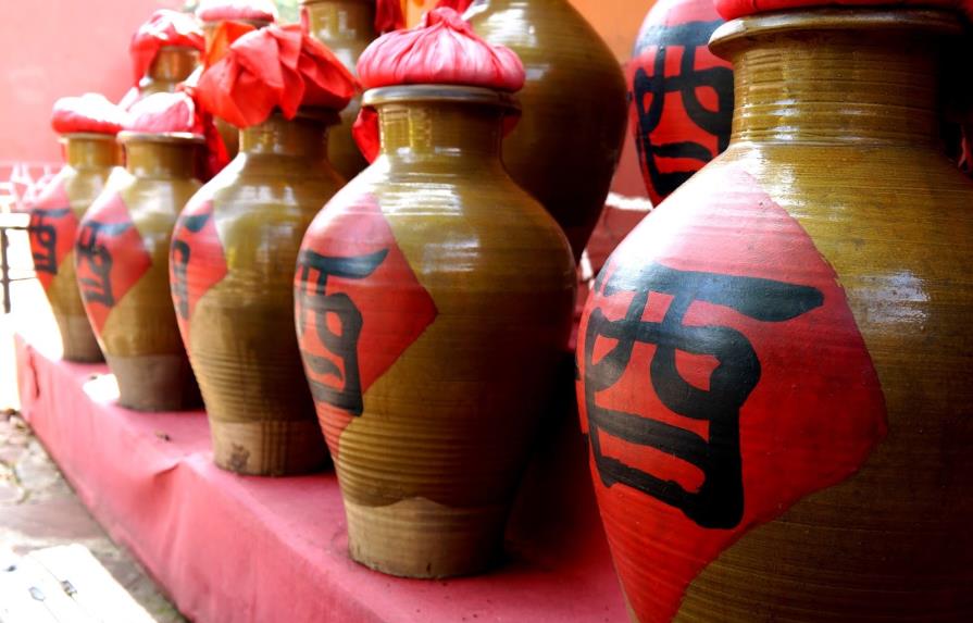 Arqueólogos chinos desentierran recipiente con licor de 2,000 años