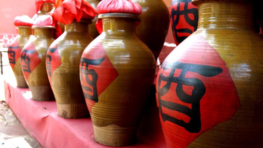 Arqueólogos chinos desentierran recipiente con licor de 2,000 años Arqueólogos chinos desentierran recipiente con licor de 2,000 años